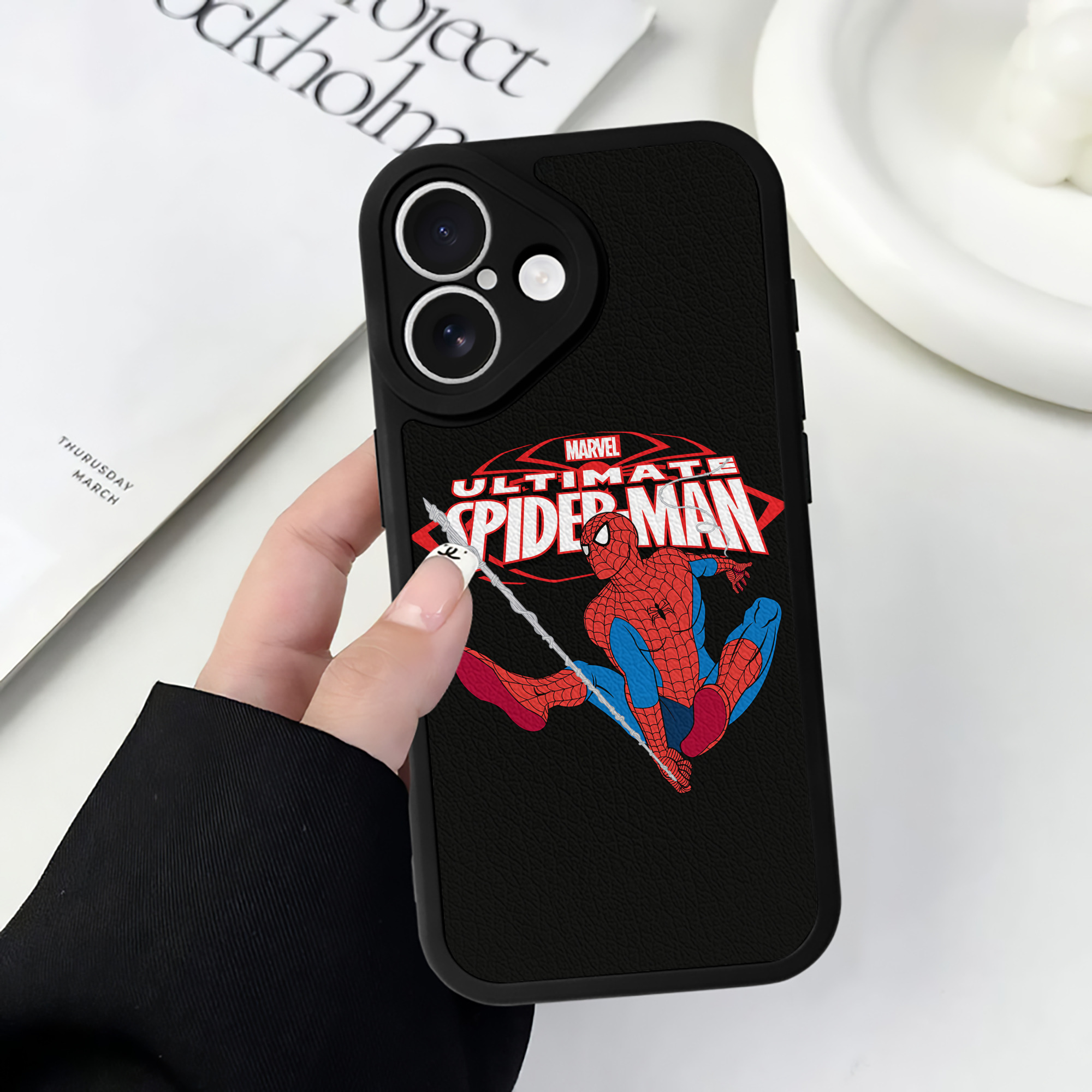 Spider Man スパイダーマン 【iPhone 16シリーズ対応】シリコンスマホケース（レザー調） 材質：シリコン